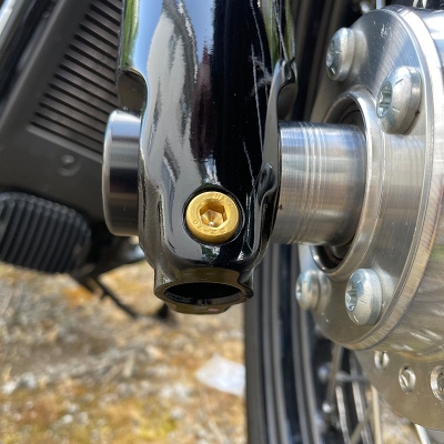 Front Axle Clamp Screw - Harley Touring